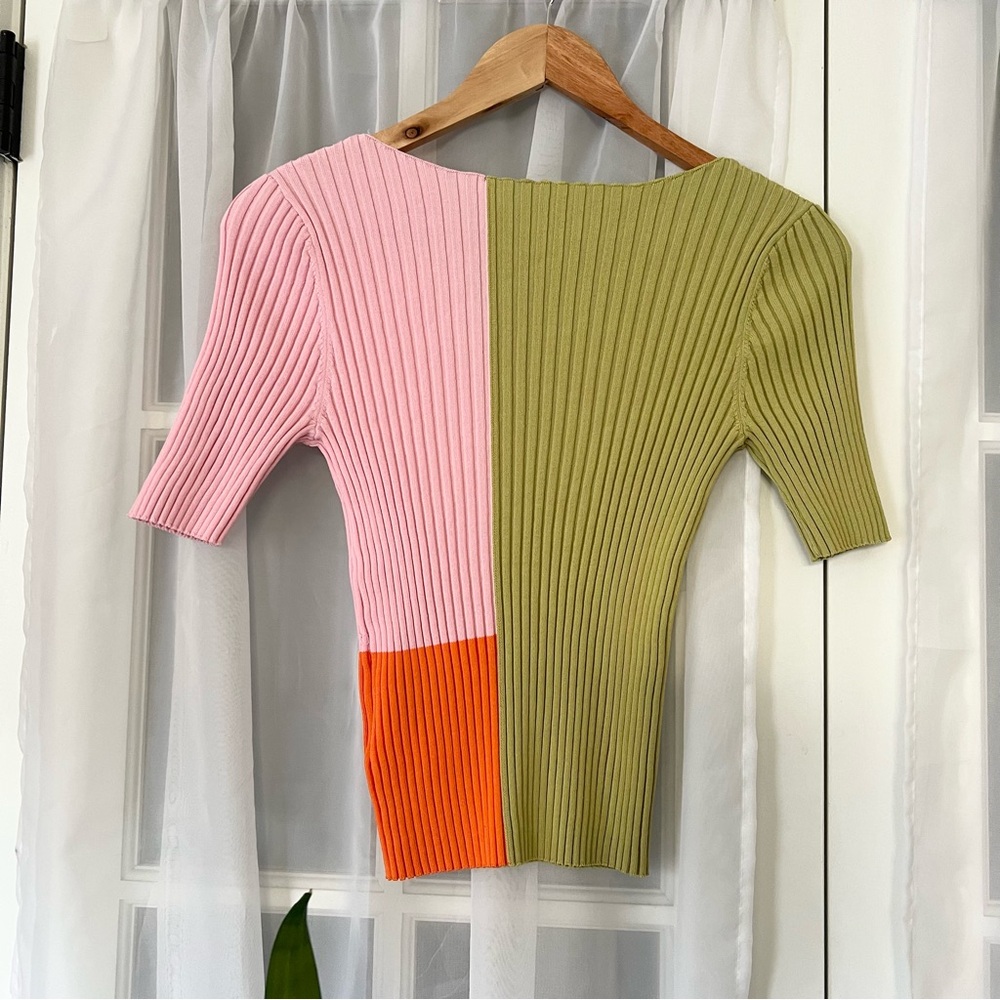 Mukzin Rare Ribbed Colorblock Sweater Top with Asian Knot Beaded Neck Detail - Picture 3 of 8